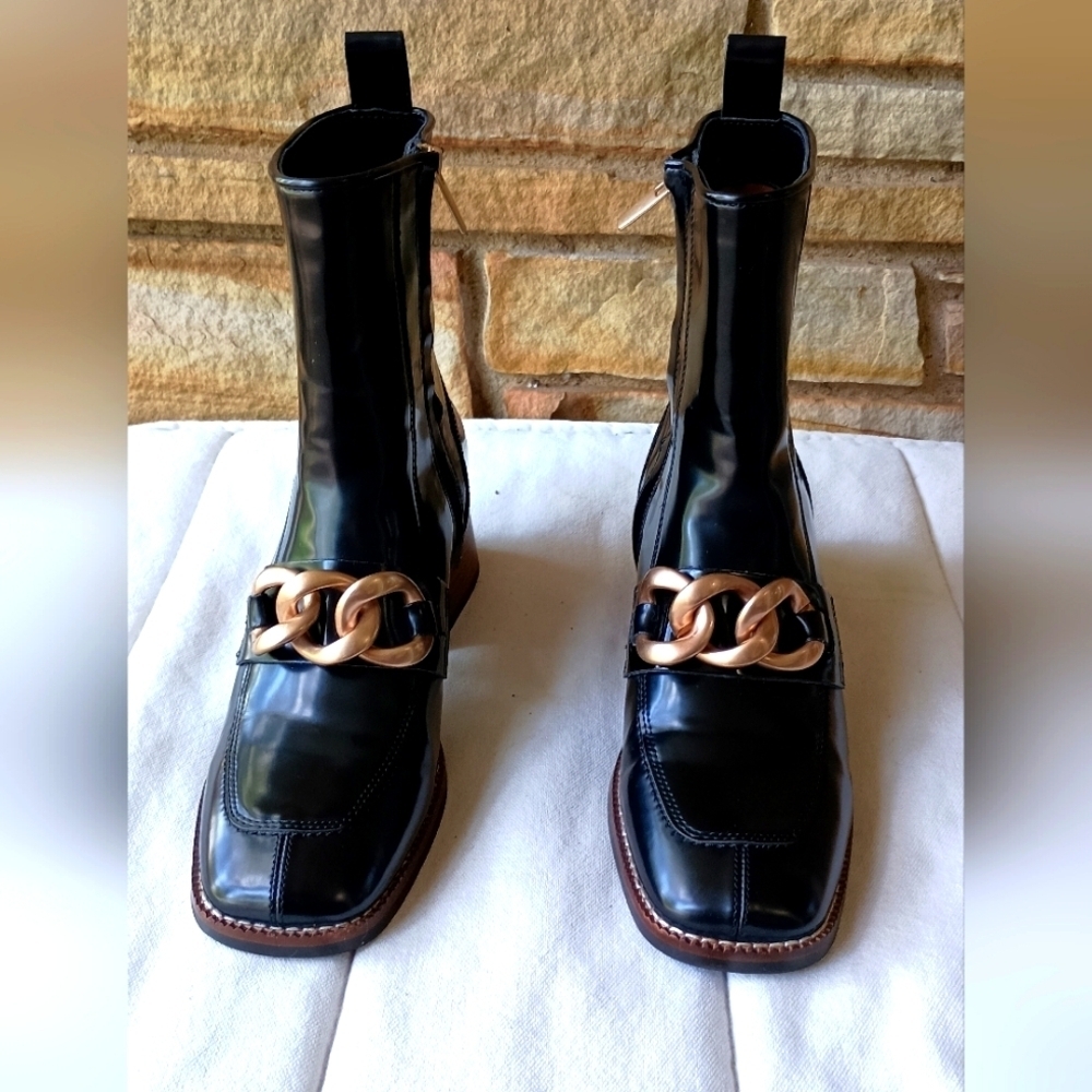 Steve Madden Black Boots with Gold Chain Detail_7.5 - Picture 3 of 7